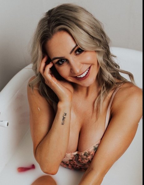 bikinibarbieee pornstar erotic pictures