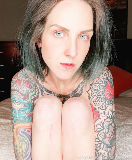 ellabarnettvip art model img