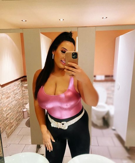 BustyBrunetteS erotic model pic