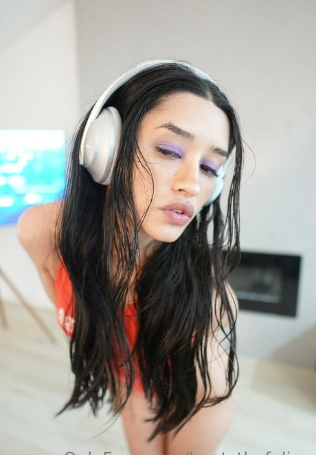 bootsthefeline erotic star img