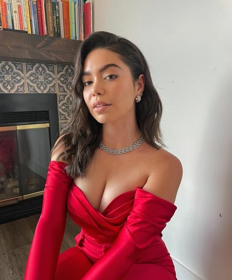 Aulii Cravalho pornographic model img