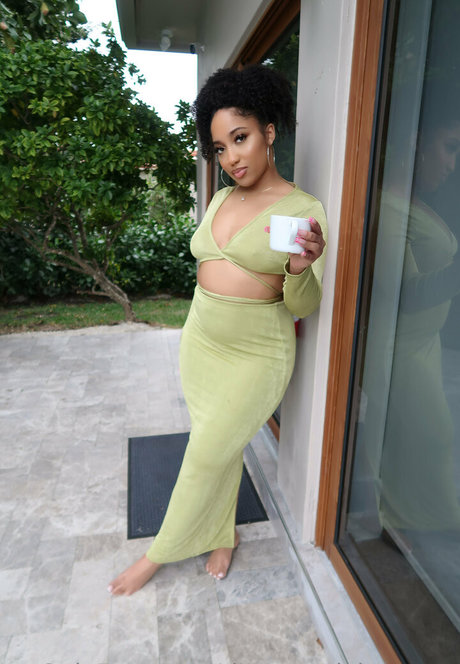 theremedybyreyna model free pic