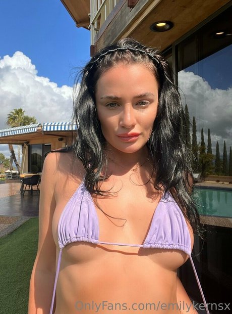 emilykernsx model hd img