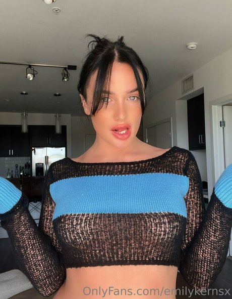 emilykernsx sexy star pics