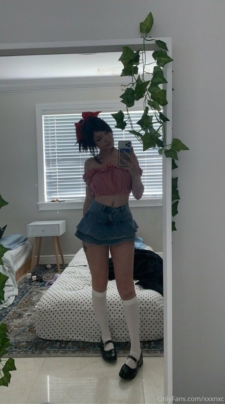 yourluvrgrl model nude img