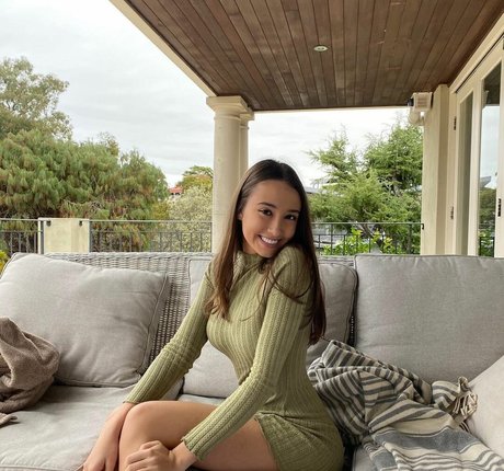 Issy hecxo sex model picture