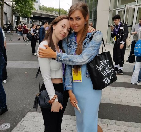 gay kissing onlyfans free naked img