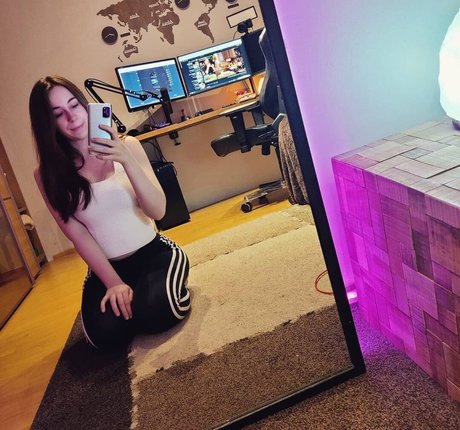 actuallyalisa model nude picture