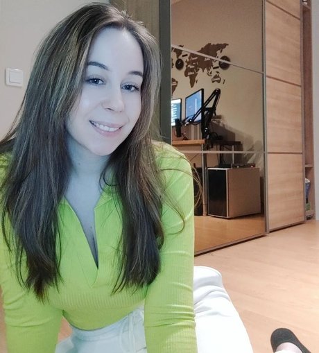 actuallyalisa high quality model image