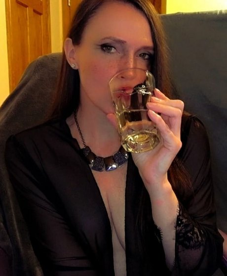 Molly Nova adult model picture