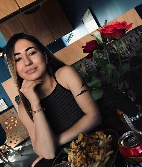 emilyon hd actress picture