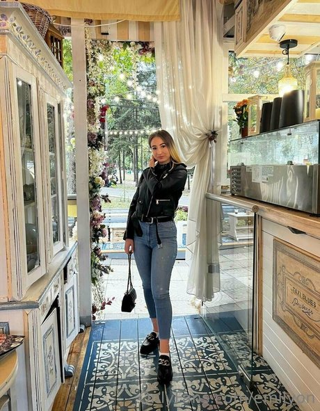 emilyon pretty actress photos