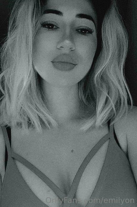 emilyon beautiful actress photo