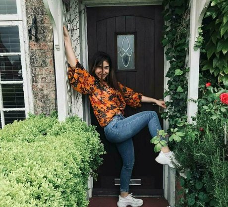 emilyon sexy actress img