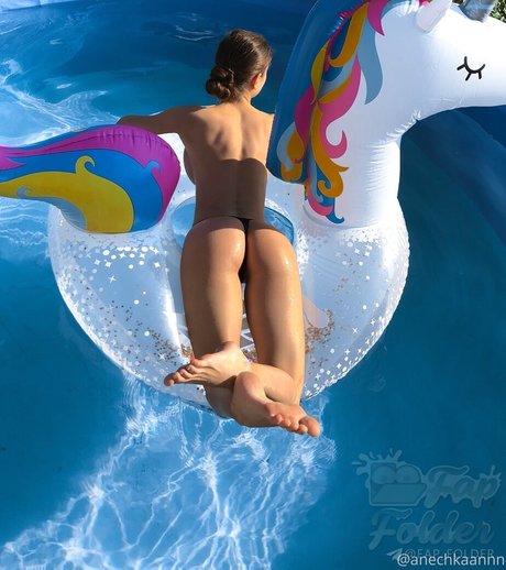 Anna Sazonova model erotic pictures