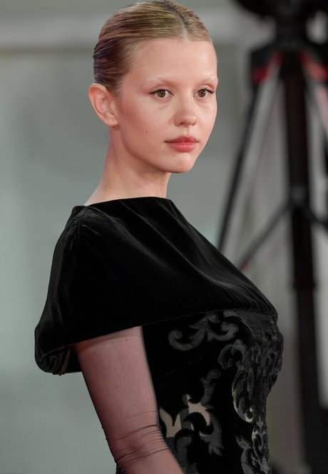 Mia Goth pretty pornstar photos