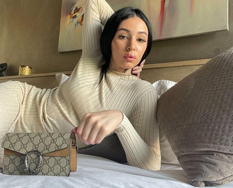 nidakhan model sexy img