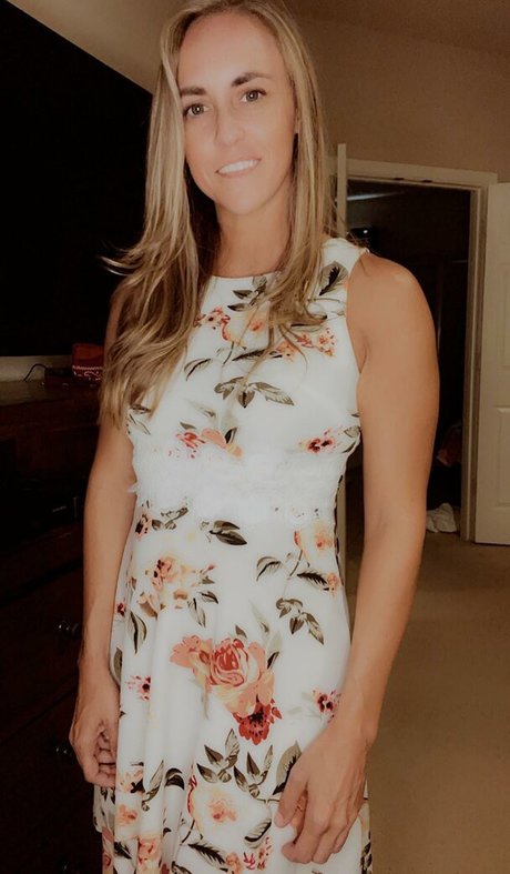 BikiniSquats pretty model img