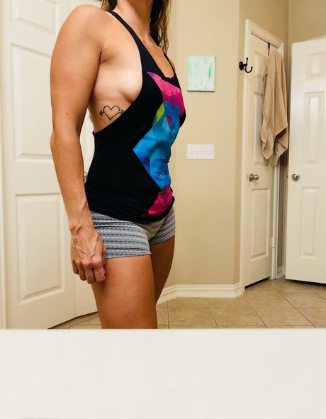 BikiniSquats nice actress img