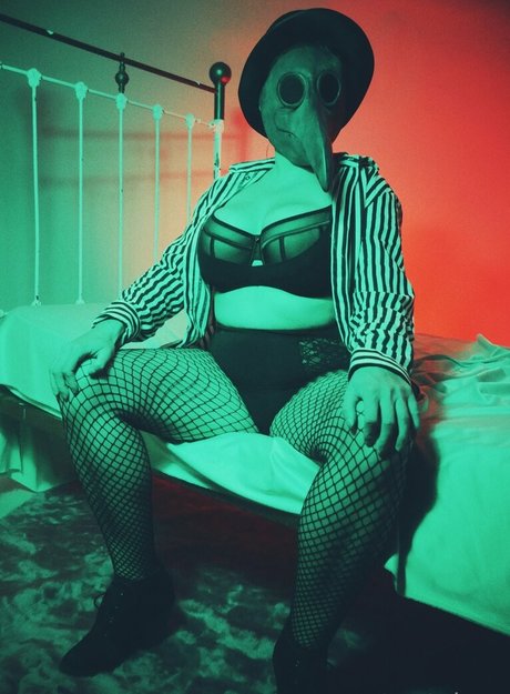 payzeta beautiful model image