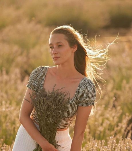 Dina Lewd top star images