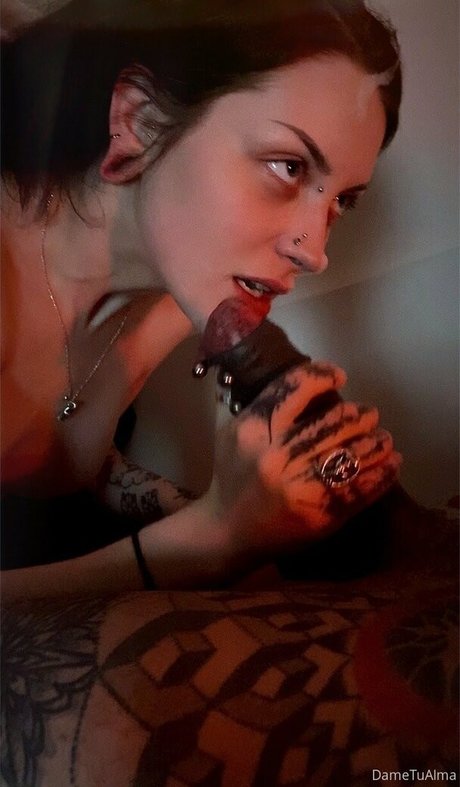 Dametualma naked model image