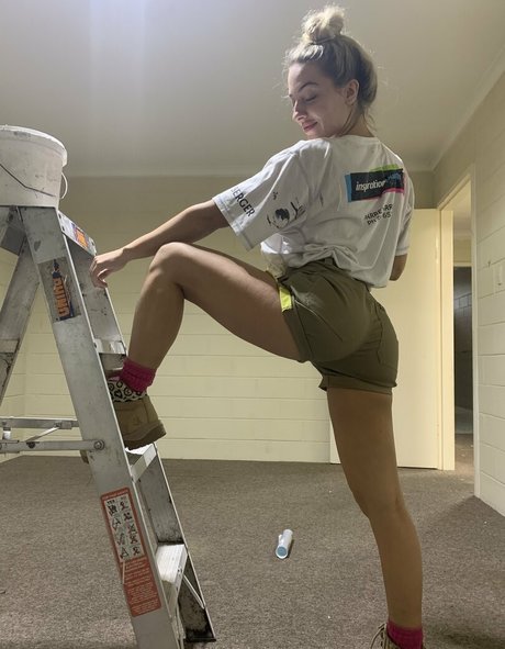 tia carrera free naked actress pics