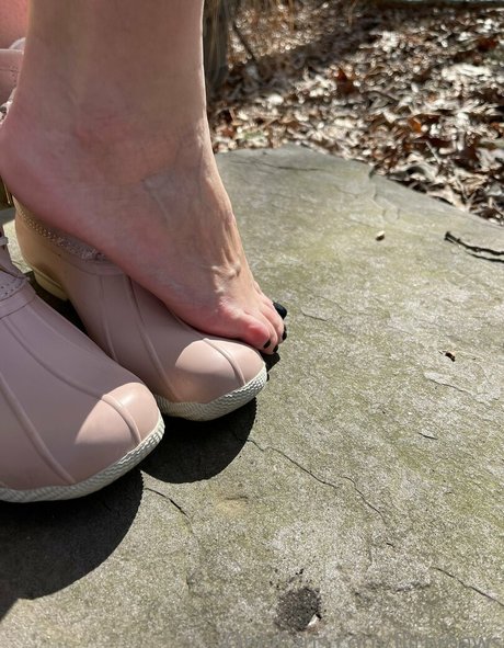 flirtypaws model exclusive photos