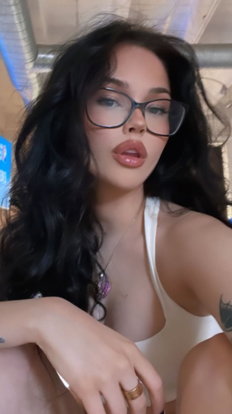 Maggie Lindemann sexy actress galleries