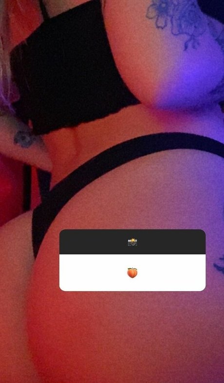 Missmushrooms art model picture