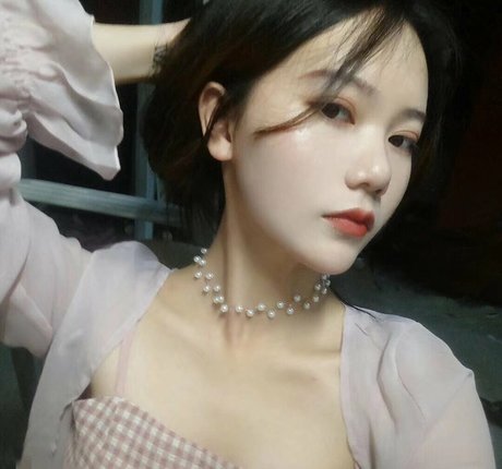 Qinqinwoya naked model photo