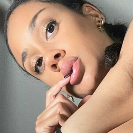 arianaaimesfree naked model photo