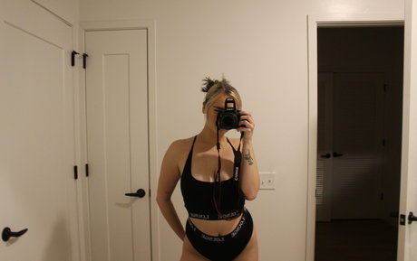 mollyomaliamollyomaliaaa pornstar exclusive picture