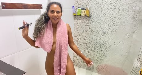 Renata Souza naked model pic