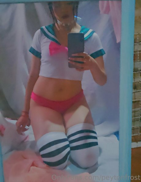 peytonfrost model top image