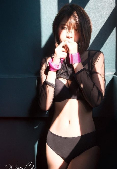kansuda hot model pics
