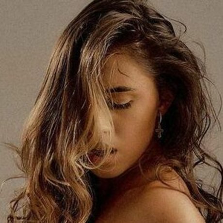 Issa Bell model hot img