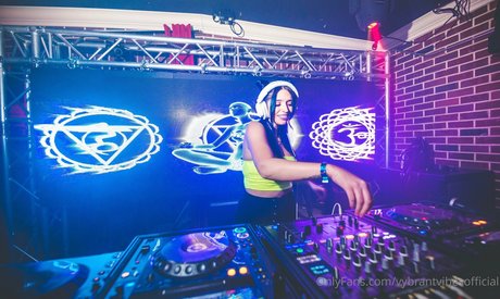 vybrantvibesofficial exclusive pornstar images