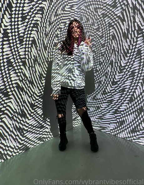 vybrantvibesofficial pretty model picture