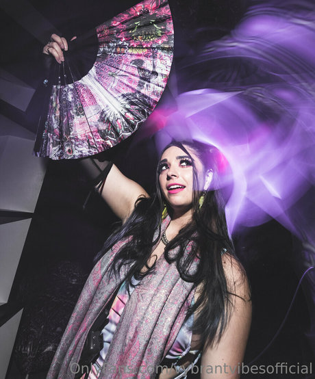 vybrantvibesofficial model erotic pic