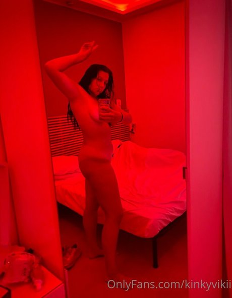 kinkyvikii nude star pics