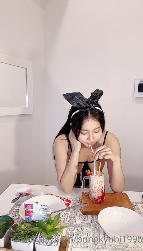 Pongkyubi1995 pornstar hot picture