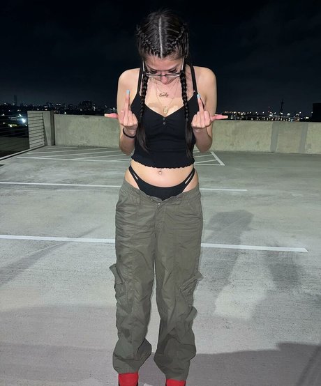 dvddyemm model naked photos