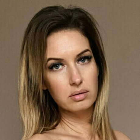 Linette Crown star sexy photos