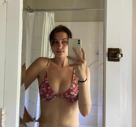 Lizzy McAlpine adult actress image