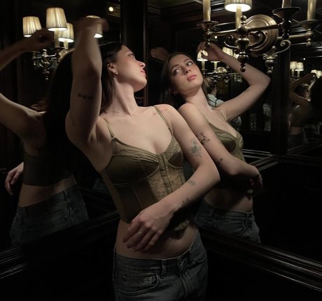 Lizzy McAlpine sex star picture