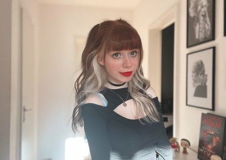 LegendLuna naked model photo