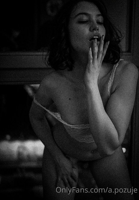 a pozuje perfect actress img