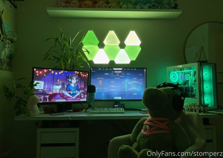 stomperz exclusive model photo