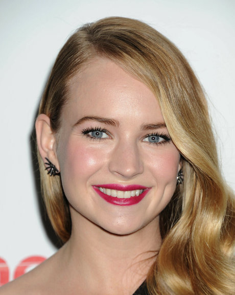 Britt Robertson nude star galleries